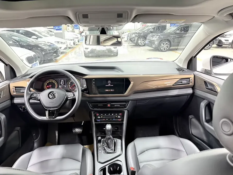 Volkswagen Tharu tuyue 2021 280TSI 2WD Deluxe Edition 2022 — thumbnail 3