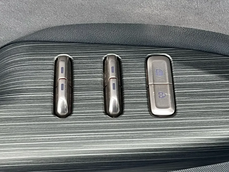 Dongfeng Yipai 008 Yipai 008 2024 210Ultra Extended Range 5-seater 2025 — thumbnail 4