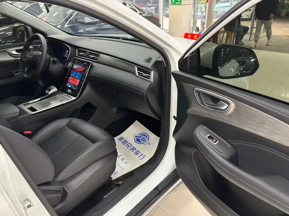 Roewe RX5 Roewe RX5 2023 PLUS 330TGI Automatic Trendsetting Smart Edition 2025 — thumbnail 2