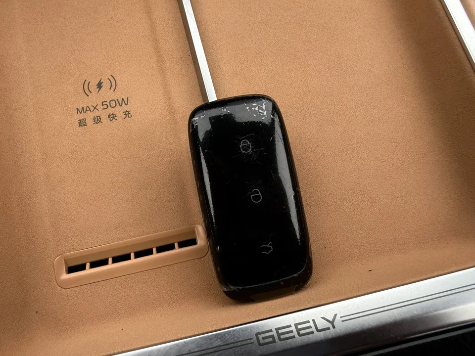 Geely Galaxy Starship 7 EM-i Galaxy Starship 7 EM-i 2025 120KM Pilot Edition 2024 — thumbnail 3