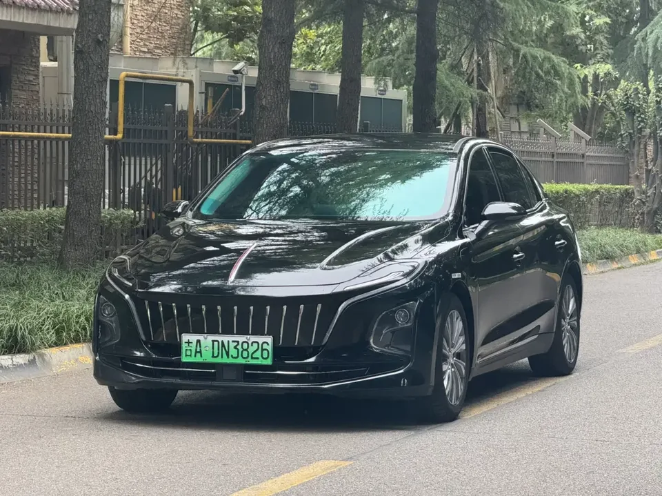 Hongqi E-QM5 Hongqi E-QM5 2024 610KM PLUS version 100kW 2024 — photo 1, buy with delivery to Moscow