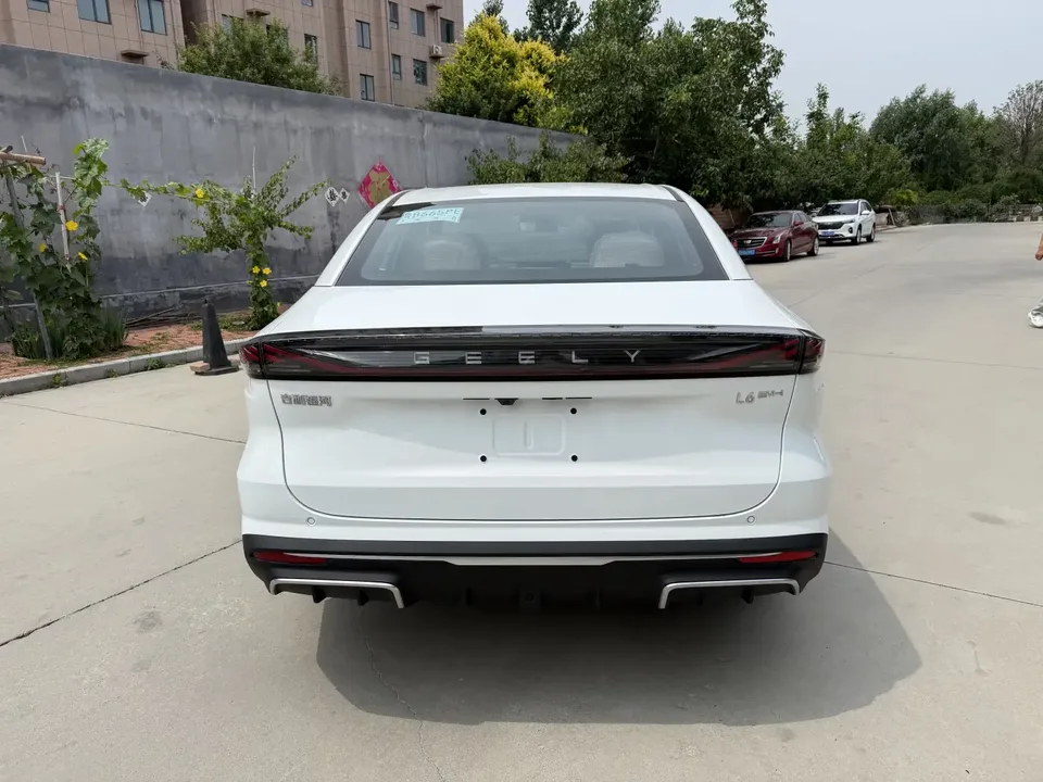 Geely Galaxy L6 Galaxy L6 2025 1.5 EM-i DHT 140KM Exploration+ Edition 2026 — thumbnail 2