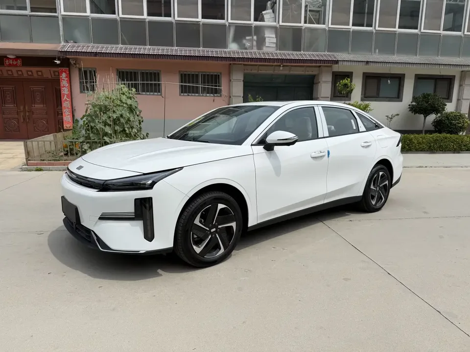 Geely Galaxy L6 Galaxy L6 2025 1.5 EM-i DHT 140KM Exploration+ Edition 2026 — photo 1, buy with delivery to Moscow