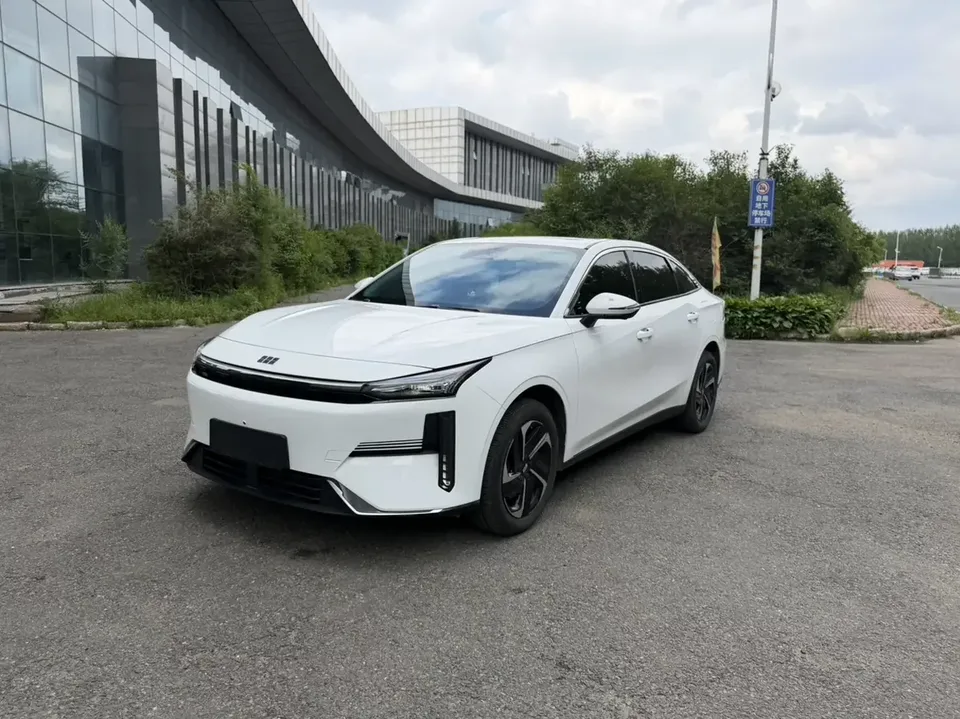 Geely Galaxy L6 Galaxy L6 2025 1.5 EM-i DHT 140KM Exploration+ Edition 2025 — photo 1, buy with delivery to Moscow