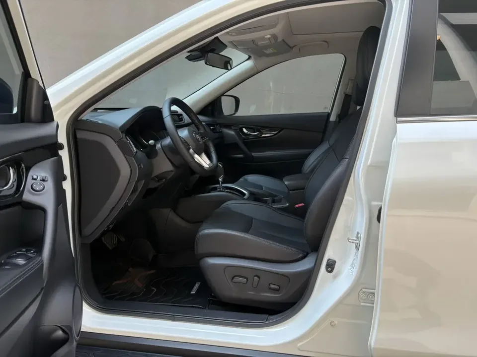 Nissan X-Trail Qijun 2023 Classic Edition 2.0L 2WD Smart Link Premium Edition 2023 — thumbnail 4