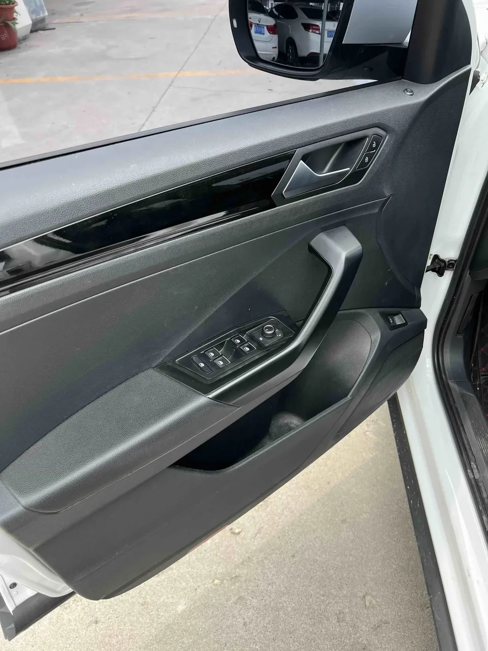 Volkswagen T-Roc TANG 2021 280TSI DSG 2WD Comfort Smart Edition 2022 — thumbnail 4