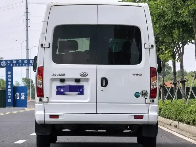 Datong Xintu V80 Xintu V80 2023 2.0T Manual Classic Aoyuntong Short Axle Mid-Top 5/6 Seaters 2024 — thumbnail 2