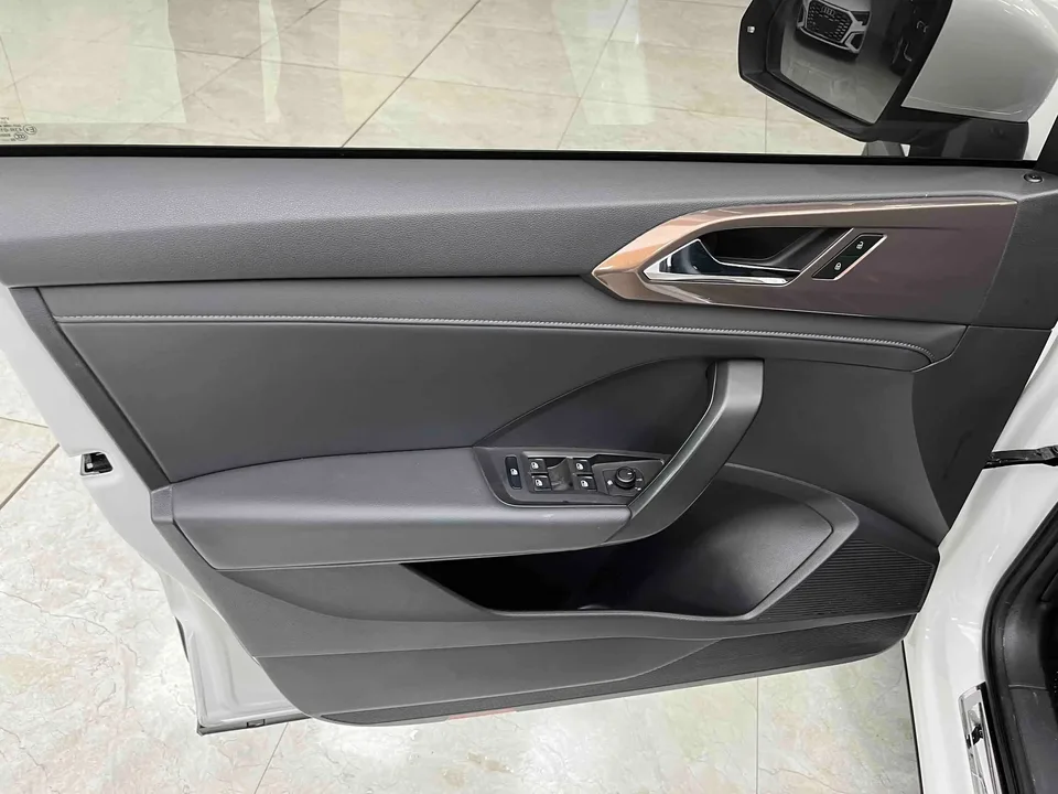 Volkswagen Tharu tuyue 2022 280TSI 2WD Deluxe Edition 2022 — thumbnail 4