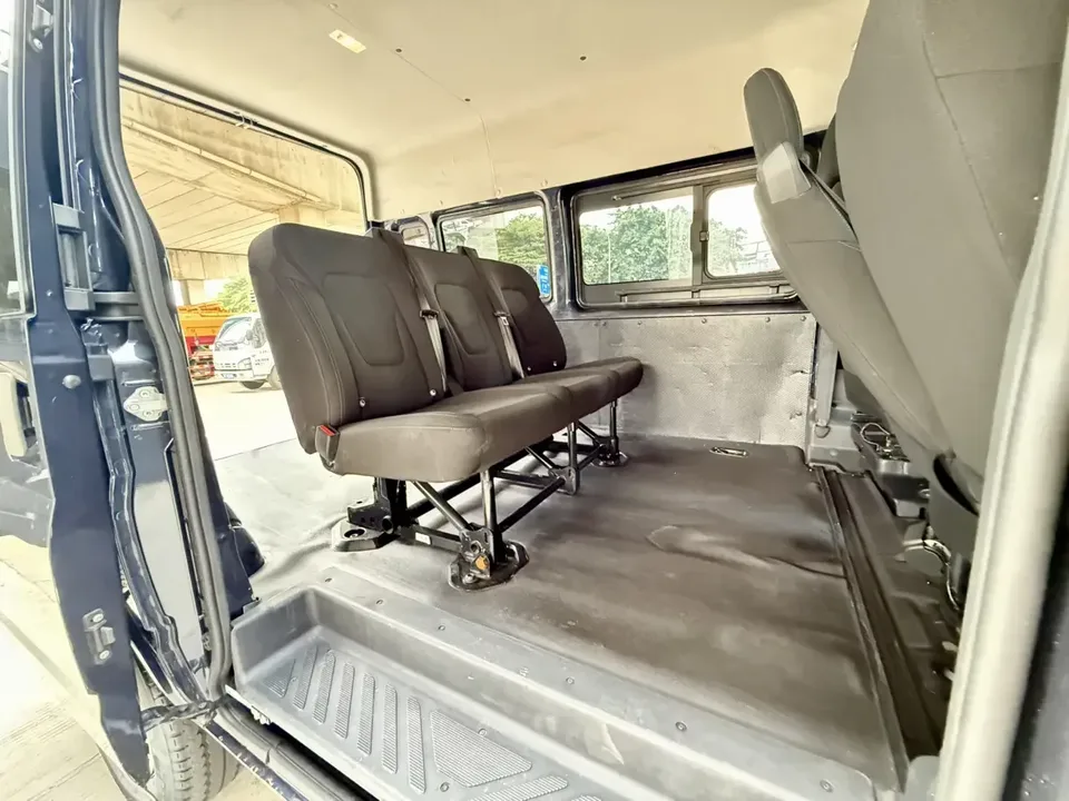 Jiangling Fushun Fushun 2023 2.0T automatic diesel short-axle mid-high roof commercial multi-purpose passenger car 6 seats 2024 — thumbnail 4