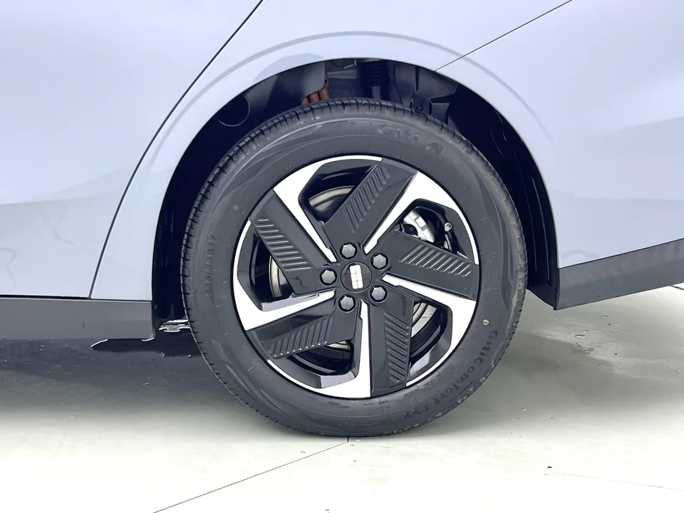Geely Galaxy L6 Galaxy L6 2024 Longteng version 1.5T DHT 125km PLUS 2024 — thumbnail 3