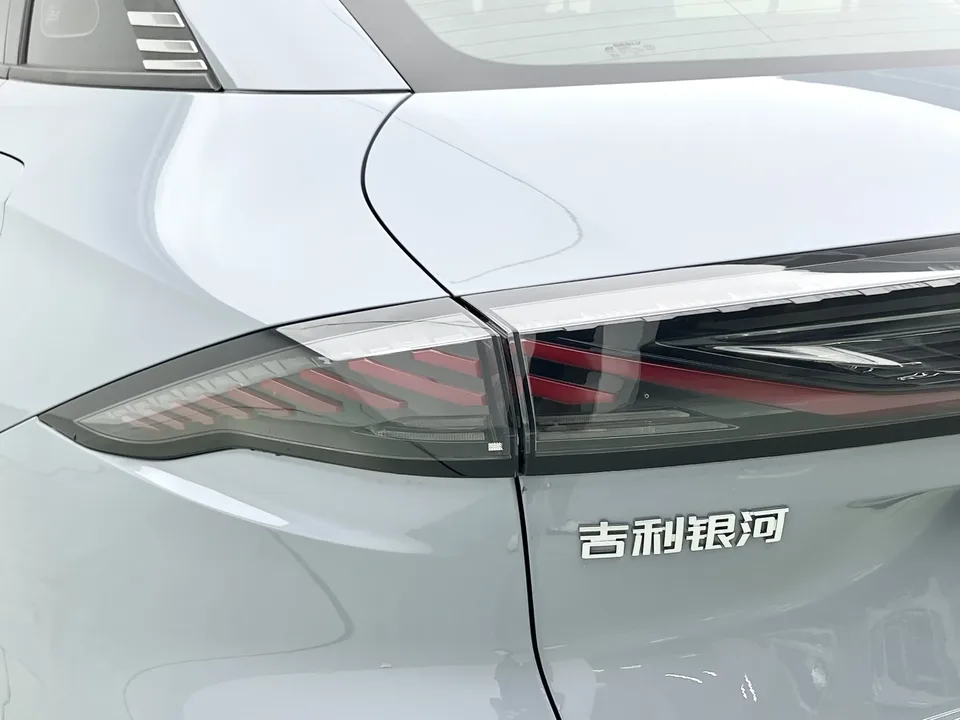 Geely Galaxy L6 Galaxy L6 2024 Longteng version 1.5T DHT 125km PLUS 2024 — thumbnail 4