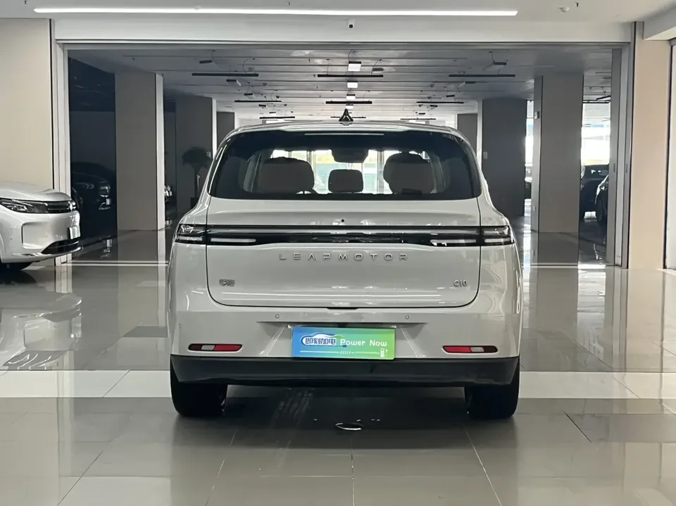 Leapmotor Zero running C10 Zero running C10 2026 Pure electric version 605 LiDAR version 2025 — миниатюра 2