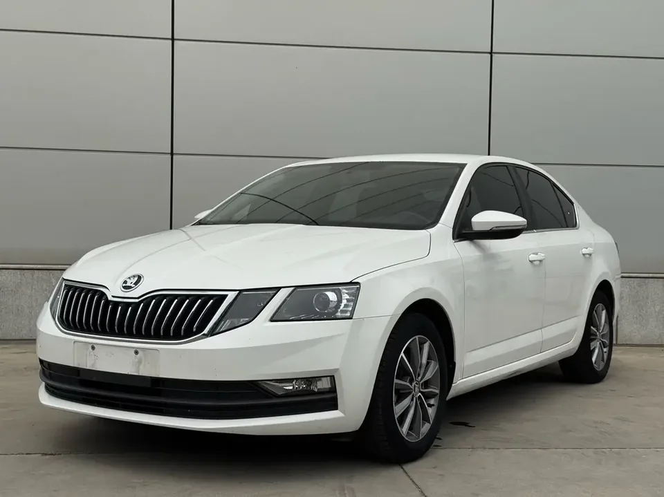 Skoda Octavia Octavia 2021 1.5L Automatic Comfort Edition 2022 — photo 1, buy with delivery to Moscow