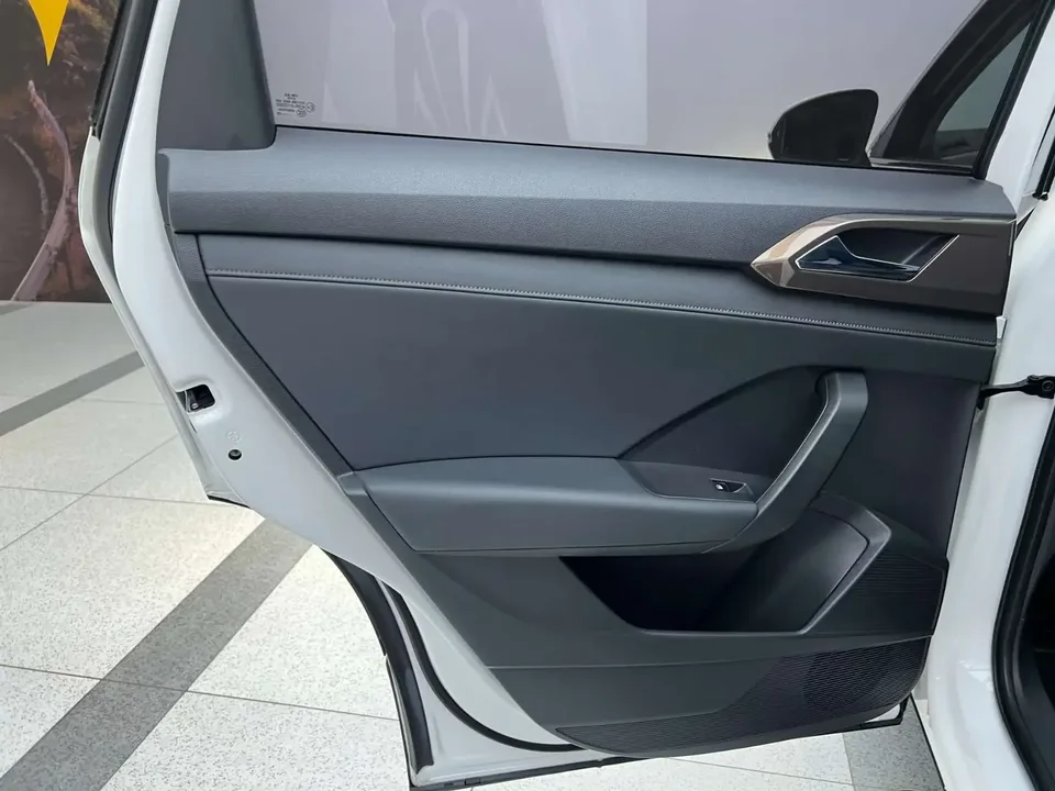 Volkswagen Tharu tuyue 2022 280TSI 2WD Deluxe Edition 2022 — thumbnail 3