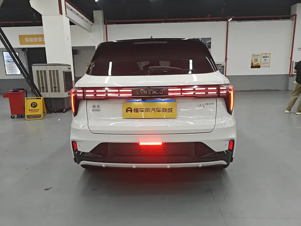 Lynk & Co 01 Lynk & Co 01 2023 EM-F PM 2023 — thumbnail 2