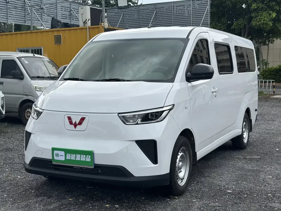 Wuling Yangguang Wuling Yangguang 2025 400km Comfortable 6-seater Coach 2025 — photo 1, buy with delivery to Moscow