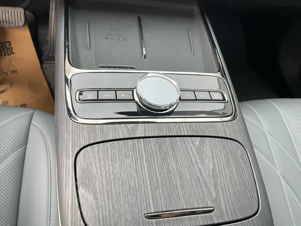 Geely Galaxy E8 Galaxy E8 2025 700km Long-distance Intelligent Driving Edition 2025 — thumbnail 3