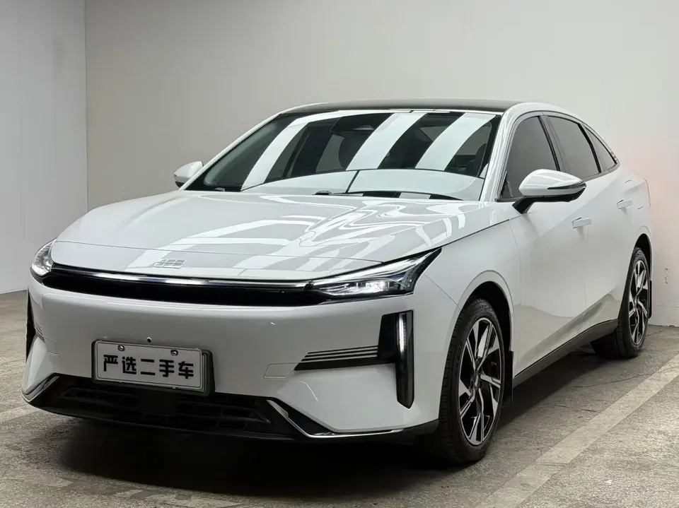 Geely Galaxy L6 Galaxy L6 2023 1.5T DHT 125km Starship 2024 — photo 1, buy with delivery to Moscow