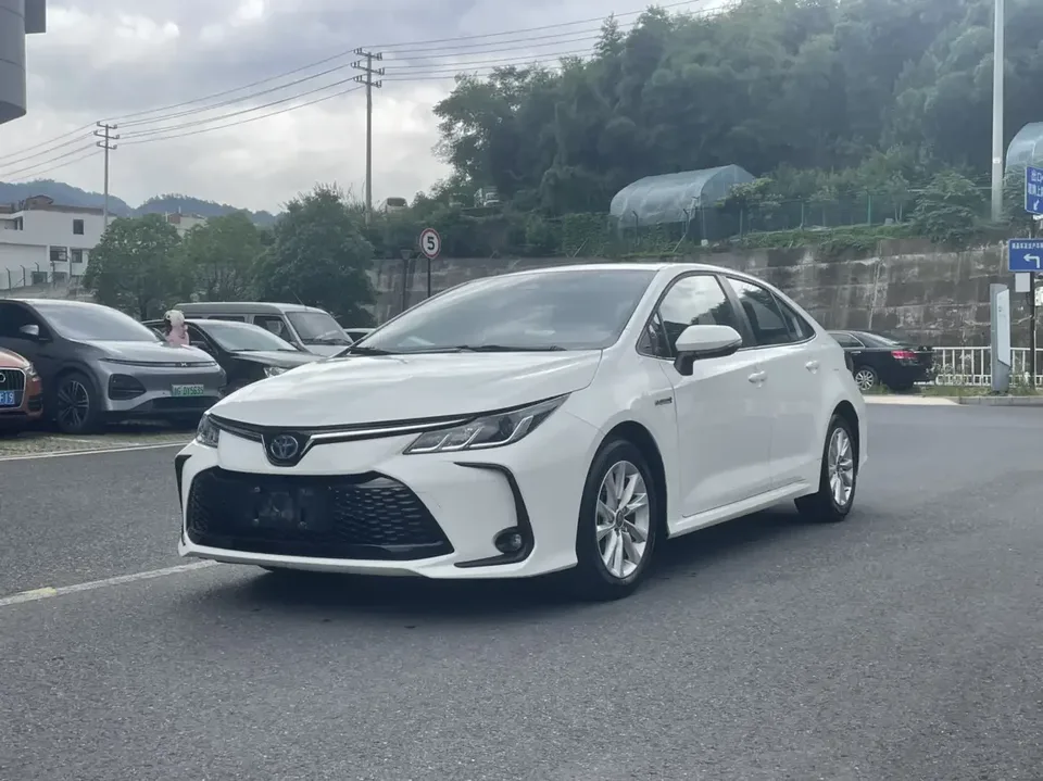 Toyota Corolla Corolla 2023 Intelligent Electric Hybrid Dual Engine 1.8L E-CVT Elite Edition 2024 — photo 1, buy with delivery to Moscow