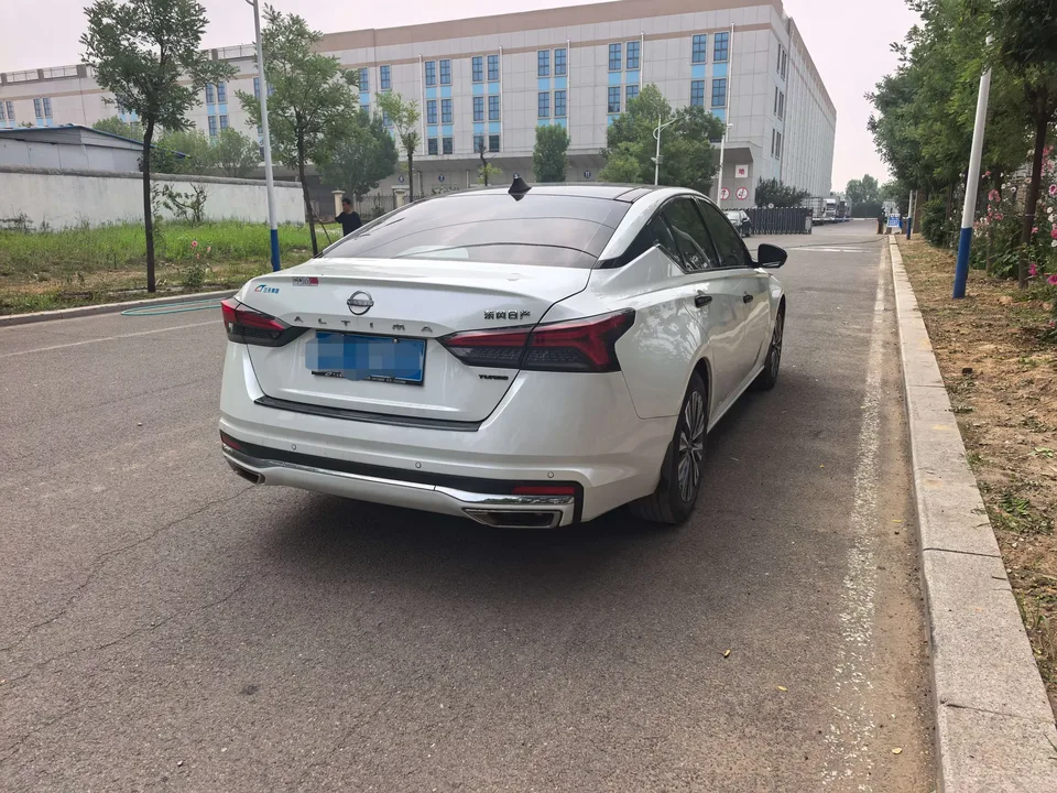 Nissan Altima Sound of nature 2022 2.0L XL-Upr Premium Edition 2023 — thumbnail 4