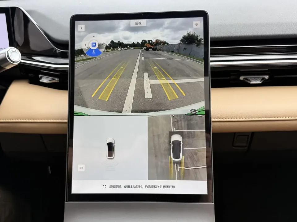 Geely Galaxy L6 Galaxy L6 2024 Longteng version 1.5T DHT 125km PLUS 2024 — thumbnail 4