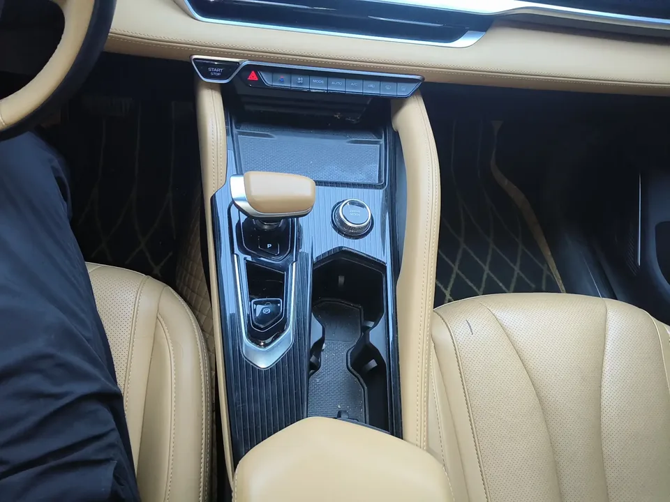 Geely Monjaro (extended range electric version) Xingyue L extended range electric version 2022 1.5T DHT Extended Range Electric Ultimate Edition 2023 — thumbnail 4