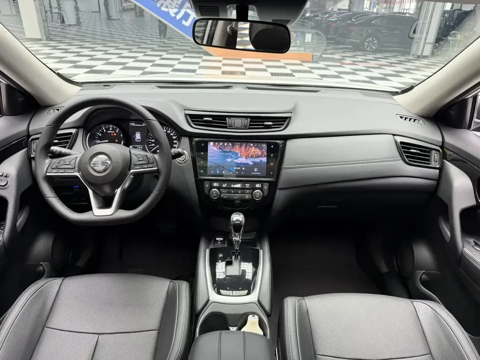 Nissan X-Trail Qijun 2022 Classic Edition 2.0L 2WD Smart Comfort Edition 2023 — thumbnail 4