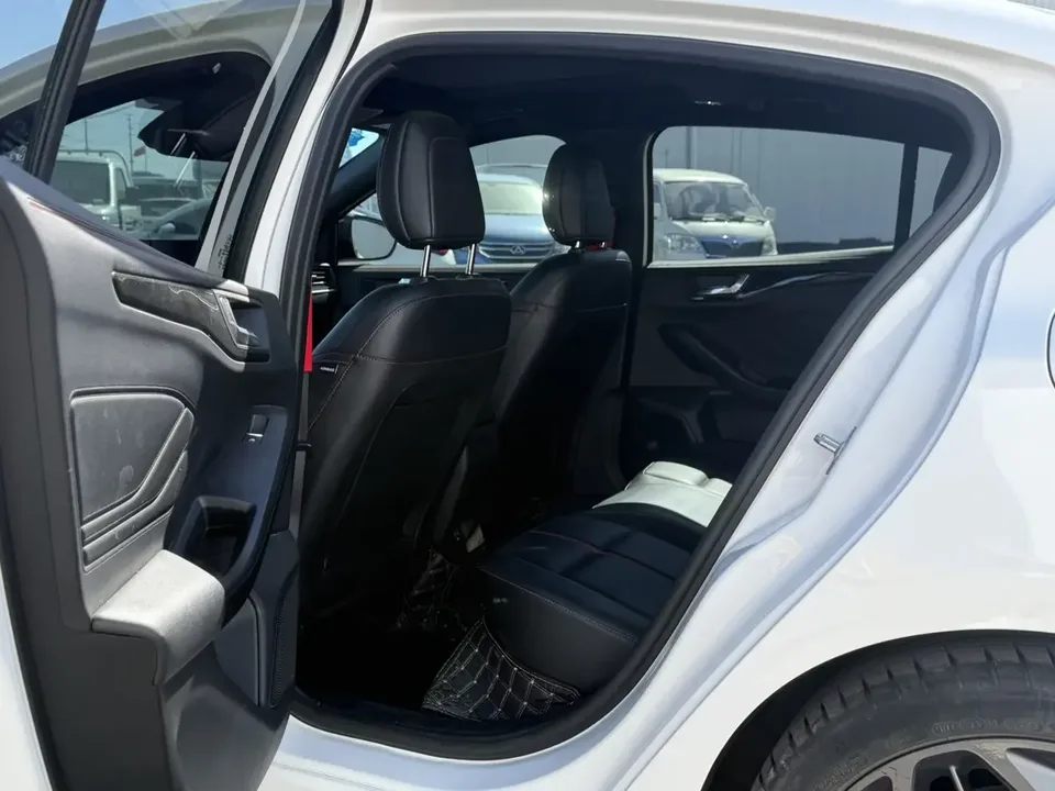 Ford Focus fox 2022 Sedan EcoBoost 180 Automatic ST Line 2023 — thumbnail 3