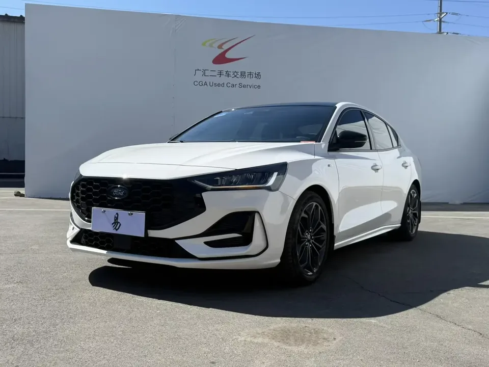 Ford Focus fox 2022 Sedan EcoBoost 180 Automatic ST Line 2023 — photo 1, buy with delivery to Moscow