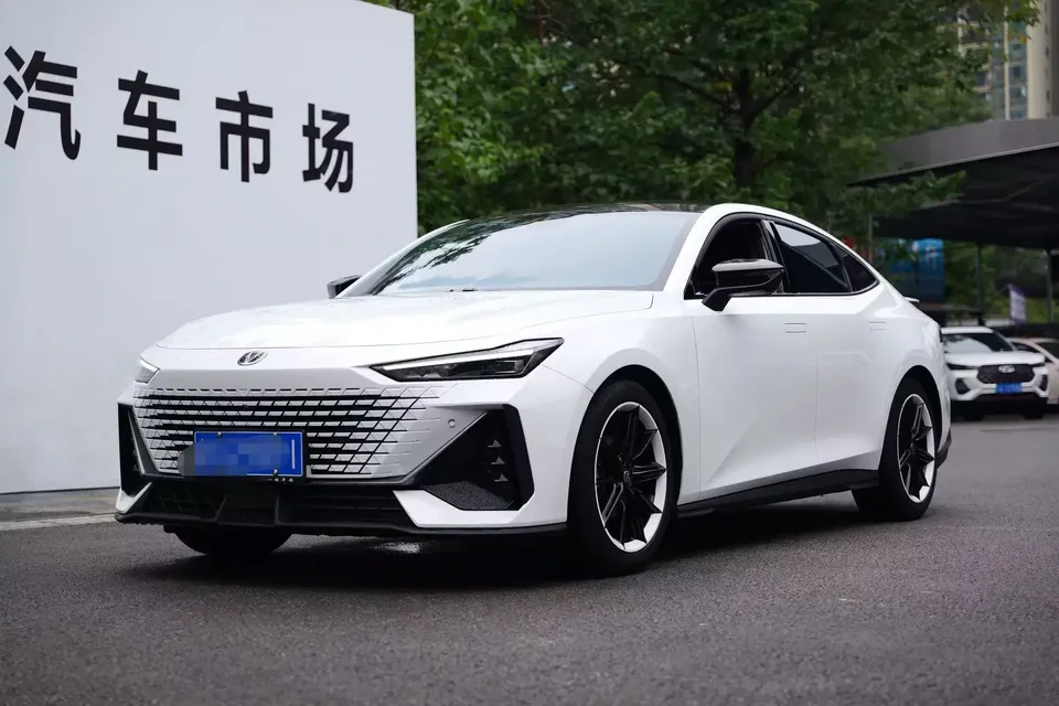 Changan UNI-V Changan UNI-V 2024 1.5T Premium 2024 — photo 1, buy with delivery to Moscow