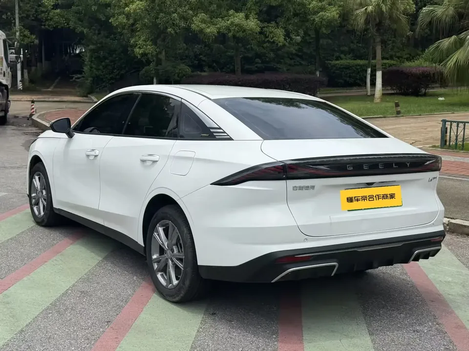 Geely Galaxy L6 Galaxy L6 2025 1.5 EM-i DHT 140KM Long-distance Version 2025 — thumbnail 4