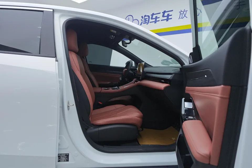 Geely Galaxy L6 Galaxy L6 2025 1.5 EM-i DHT 60KM Sailing Edition 2025 — thumbnail 3