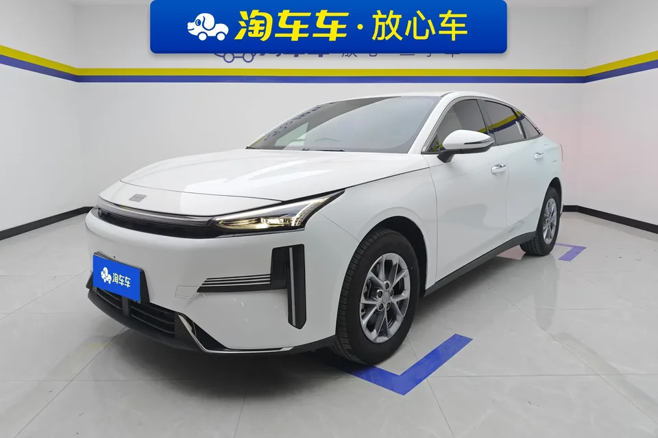 Geely Galaxy L6 Galaxy L6 2025 1.5 EM-i DHT 60KM Sailing Edition 2025 — photo 1, buy with delivery to Moscow