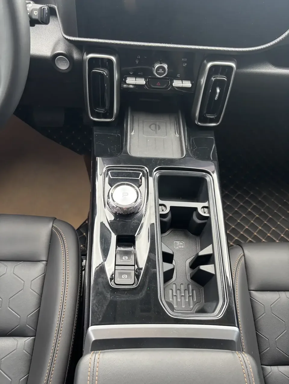 Haval Dargo Harvard dog 2022 1.5T 2WD Husky Edition 2023 — миниатюра 4