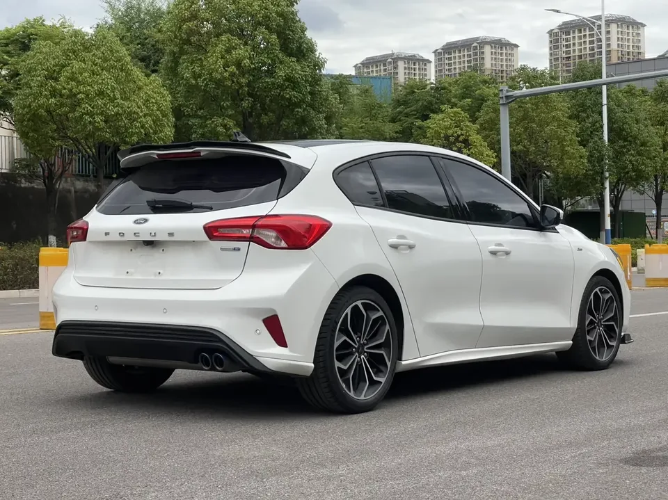 Ford Focus fox 2021 Hatchback EcoBoost 180 Automatic ST Line 2022 — thumbnail 2
