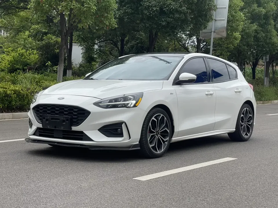 Ford Focus fox 2021 Hatchback EcoBoost 180 Automatic ST Line 2022 — photo 1, buy with delivery to Moscow