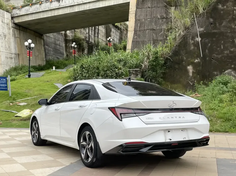 Hyundai Elantra Elantra 2022 1.5L CVT LUX Premium Edition 2022 — миниатюра 4