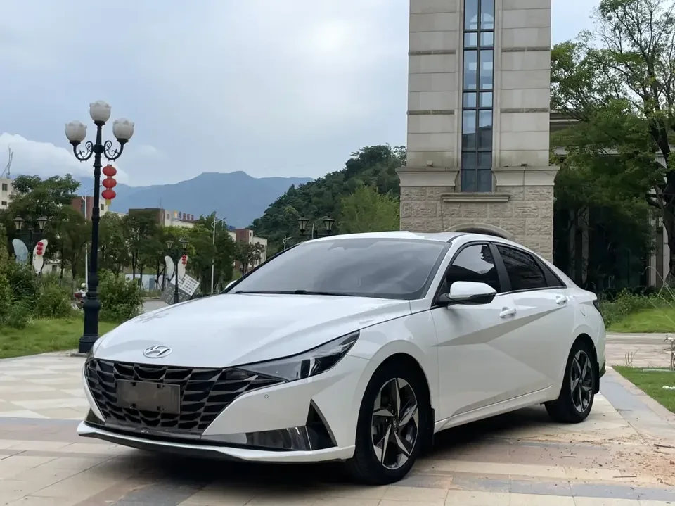 Hyundai Elantra Elantra 2022 1.5L CVT LUX Premium Edition 2022 — фото 1, купить с доставкой в Москву