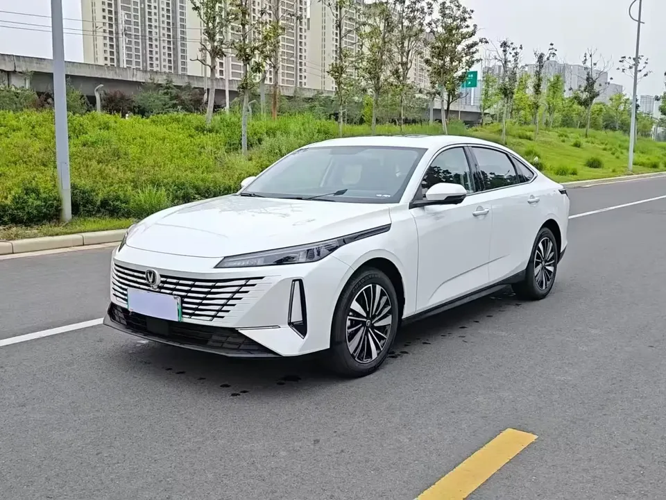 Changan Eado PHEV Eado PHEV 2025 Smart New Blue Whale 145KM Battleship Edition 2026 — photo 1, buy with delivery to Moscow