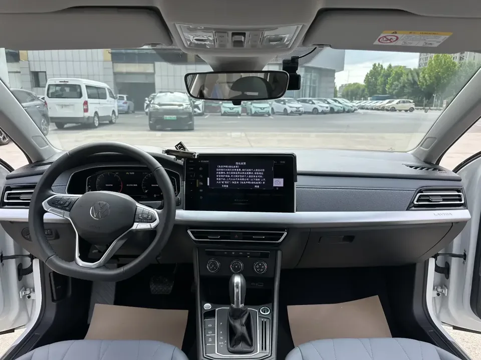 Volkswagen Lavida Lavida 2024 1.5L Automatic Starry Sky 5 Million Edition 2024 — thumbnail 4