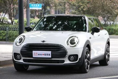 MINI Clubman MINI CLUBMAN 2023 Modified 1.5T COOPER Connoisseur 2023 — photo 1, buy with delivery to Moscow
