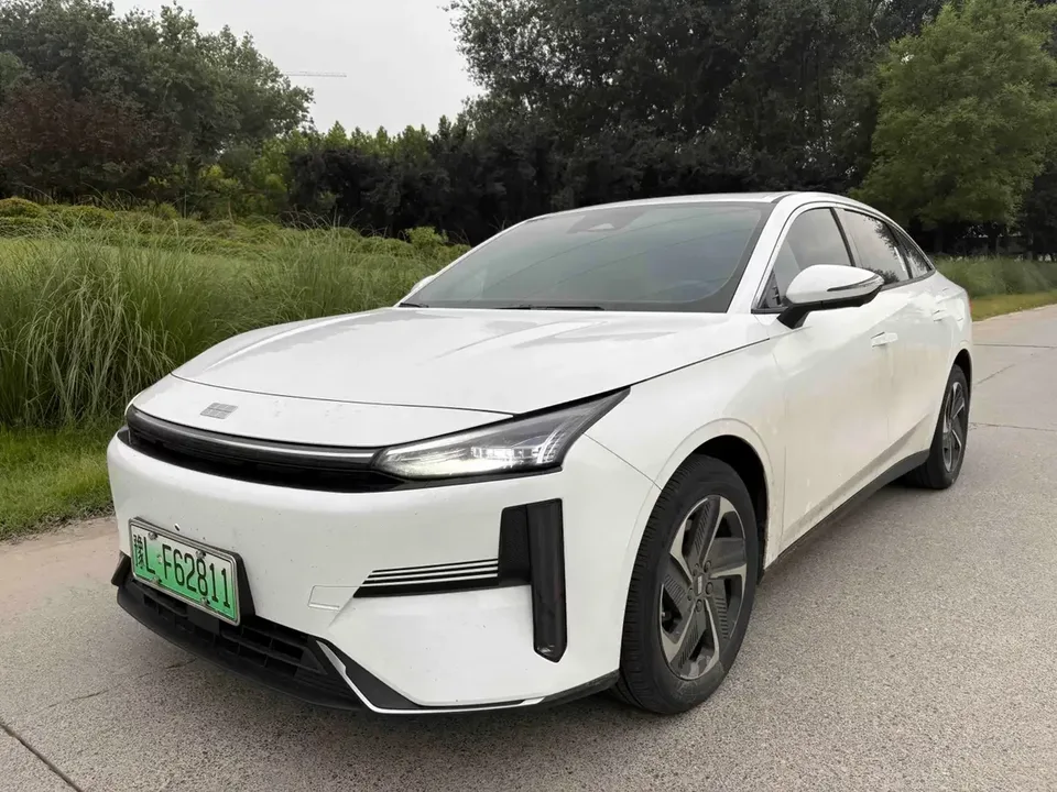 Geely Galaxy L6 Galaxy L6 2024 Longteng version 1.5T DHT 125km PLUS 2024 — photo 1, buy with delivery to Moscow