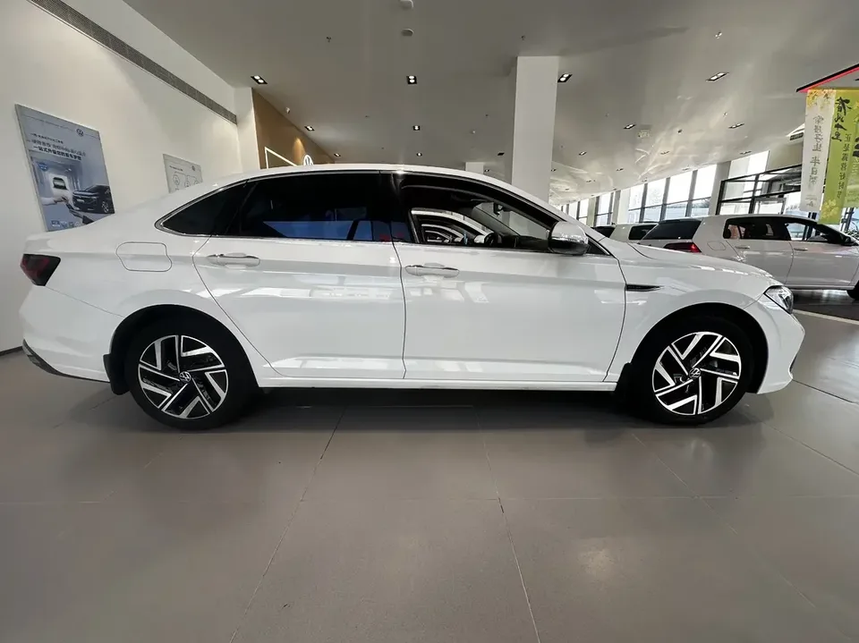 Volkswagen Sagitar Sagitar 2024 300TSI DSG Flying Edition 2024 — thumbnail 2