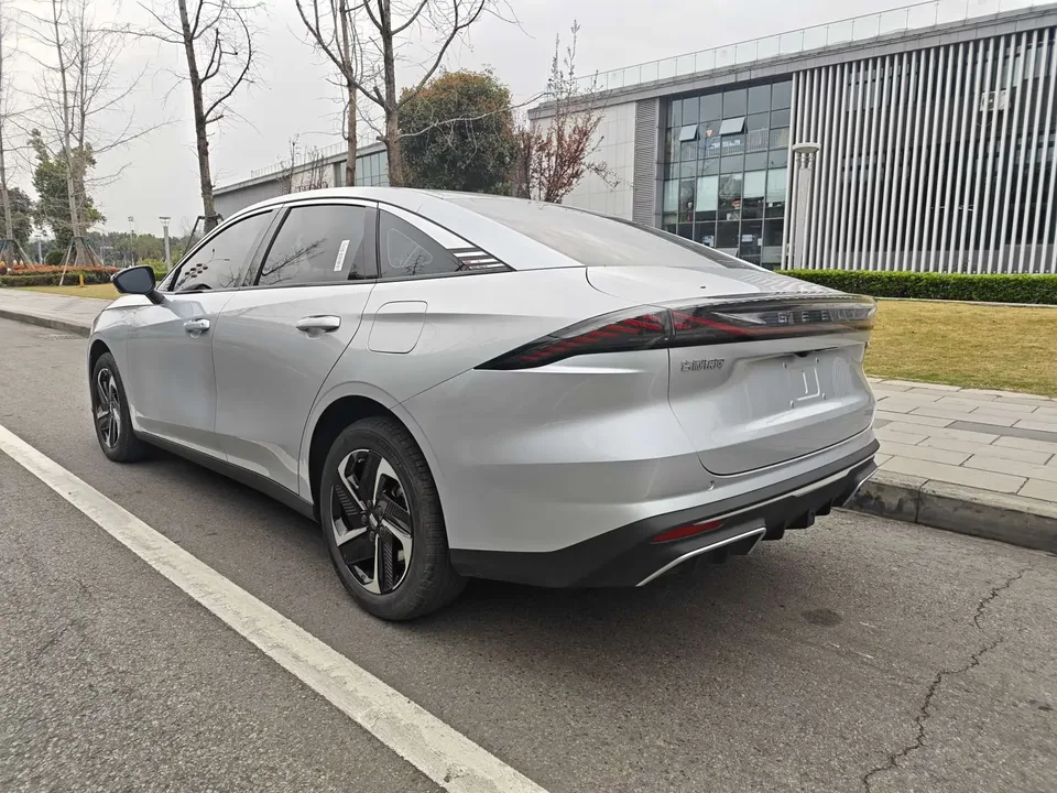 Geely Galaxy L6 Galaxy L6 2025 1.5 EM-i DHT 140KM Starship Edition 2025 — thumbnail 4