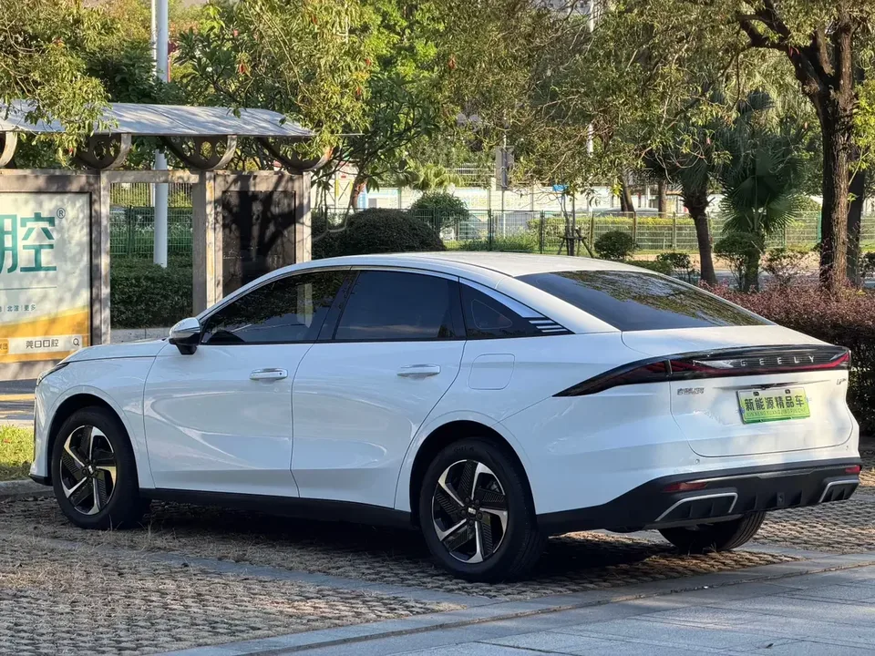 Geely Galaxy L6 Galaxy L6 2025 1.5 EM-i DHT 140KM Exploration+ Edition 2025 — thumbnail 2