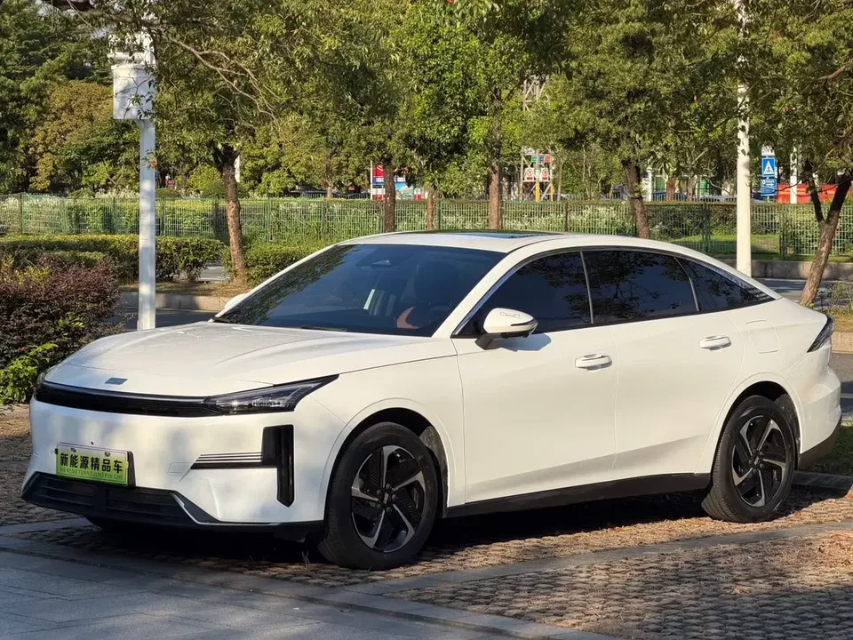Geely Galaxy L6 Galaxy L6 2025 1.5 EM-i DHT 140KM Exploration+ Edition 2025 — photo 1, buy with delivery to Moscow