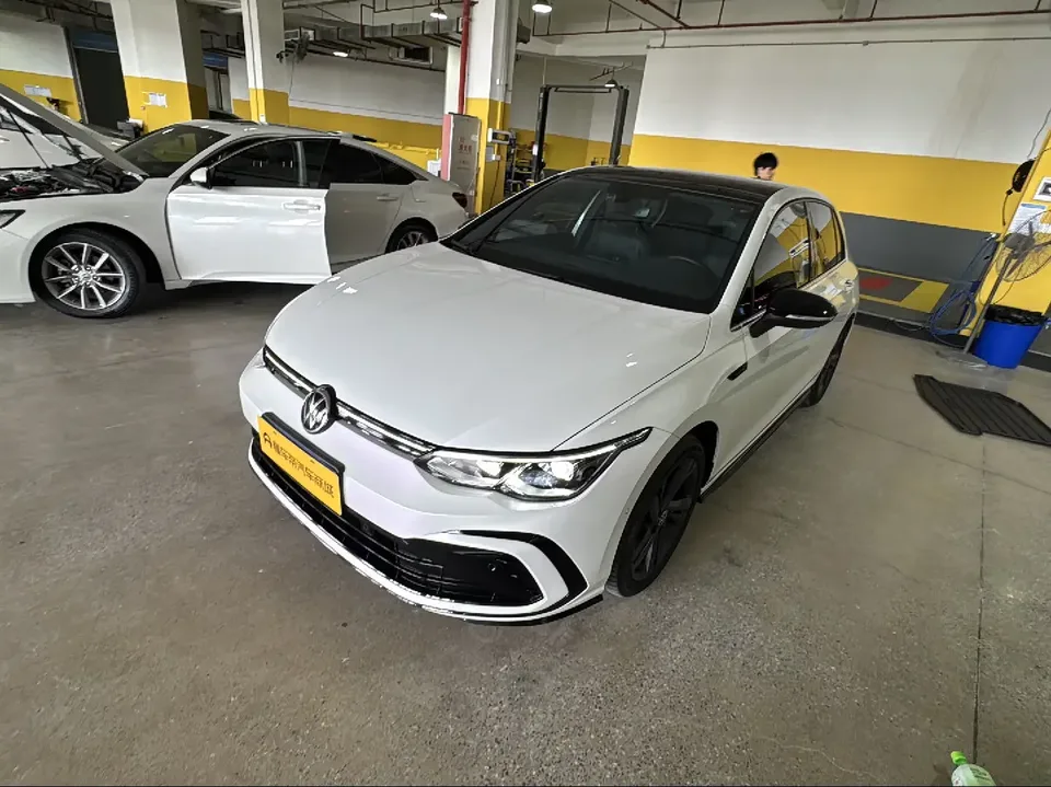 Volkswagen Golf golf 2023 280TSI DSG R-Line Lite 2024 — фото 1, купить с доставкой в Москву