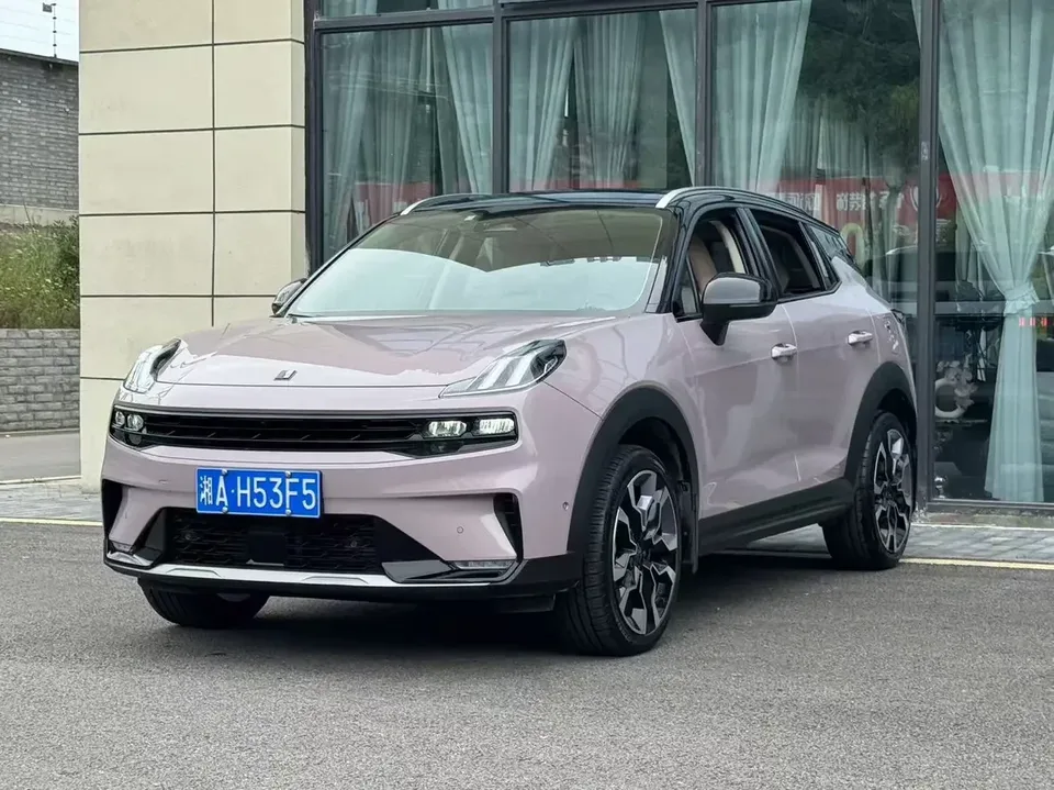 Lynk & Co 06 Lynk & Co 06 2021 1.5T Shero Pink Special Edition 2022 — фото 1, купить с доставкой в Москву