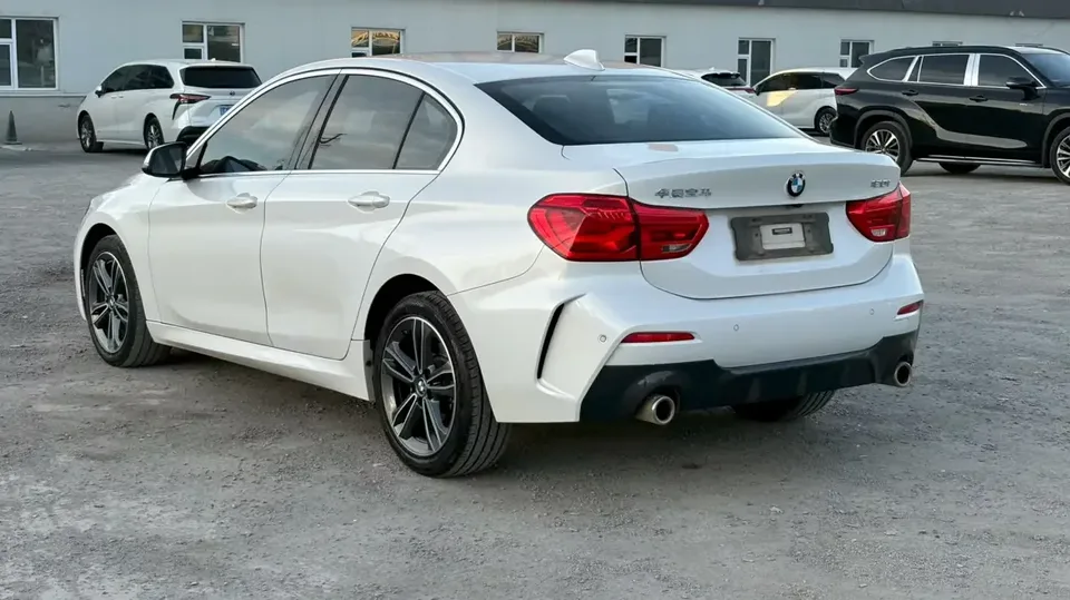 BMW 1 Series BMW 1 Series 2023 120i M Sport 2023 — thumbnail 4