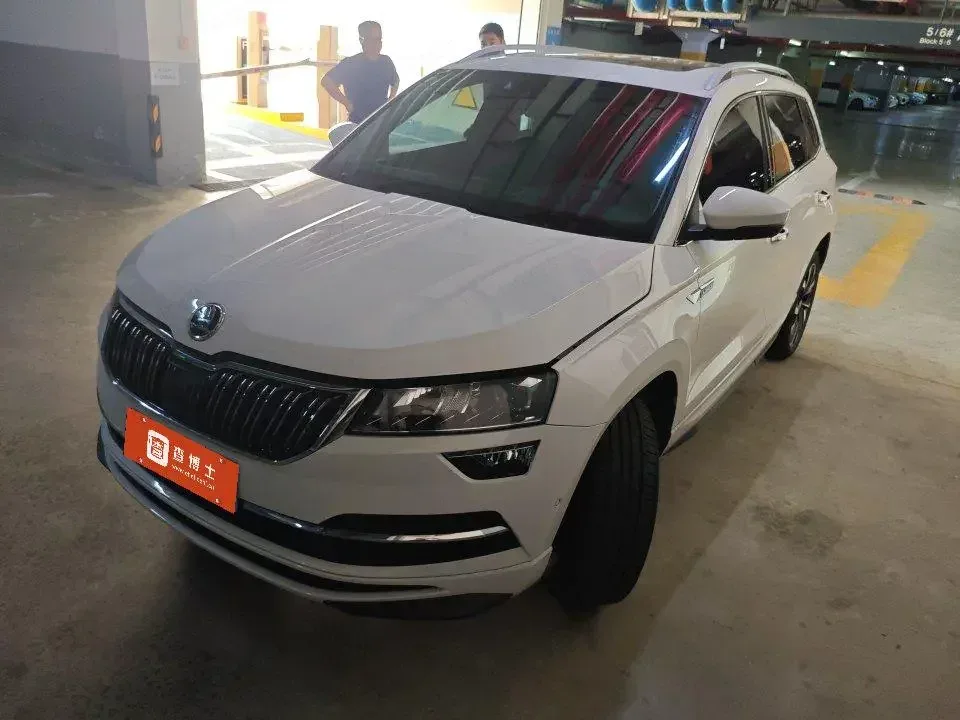 Skoda Karoq Korok 2021 TSI280 Deluxe 2022 — photo 1, buy with delivery to Moscow
